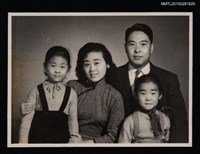 藏品(聶華苓與王正路、王曉薇、王曉藍全家福照)的圖片