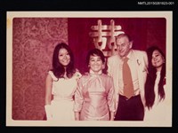 藏品(聶華苓與丈夫保羅 • 安格爾、王曉薇、王曉藍全家福照1)的圖片