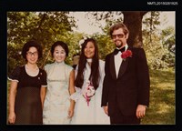 藏品(聶華苓與友人攝於大女兒王曉薇結婚照)的圖片