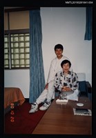 藏品(琦君與黃文範全家福合照(琦君與黃文範兒子黃運湘合照)4)的圖片