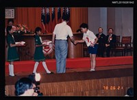 藏品(黃文範兒黃運湘畢業領獎照)的圖片