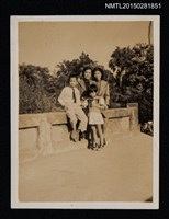 藏品(琦君與謝冰瑩及其孩子合照)的圖片