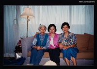 藏品(琦君與鄧佩瑜、夏祖美合照)的圖片