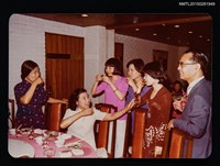 藏品(琦君與羅蘭、何凡、夏祖美、夏祖麗、夏祖葳於餐宴敬酒合照)的圖片
