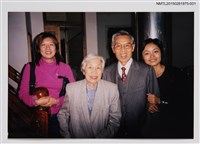 藏品(琦君夫婦與兒媳2001年返鄉大陸親友合照1)的圖片