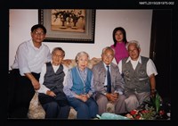 藏品(琦君夫婦與兒媳2001年返鄉大陸親友合照2)的圖片