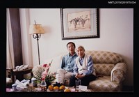 藏品(琦君夫婦與兒媳2001年返鄉大陸親友合照4)的圖片