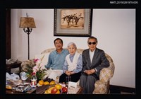 藏品(琦君夫婦與兒媳2001年返鄉大陸親友合照5)的圖片
