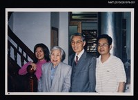 藏品(琦君夫婦與兒媳2001年返鄉與友人章方松合照1)的圖片