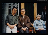 藏品(琦君夫婦與兒媳2001年返鄉與友人章方松合照2)的圖片