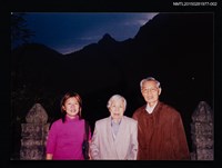 藏品(琦君夫婦與兒媳2001年返鄉合照2)的圖片