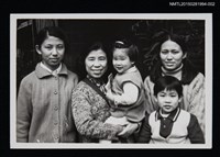 藏品(琦君與友人蘭生及其家人合照1-2)的圖片