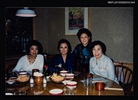 藏品(琦君夫婦與友人照2-44)的圖片