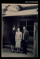 藏品(洪炎秋與妻女合影於台大宿舍大門)的圖片