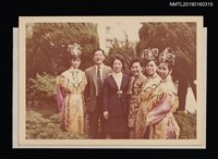 藏品(林氏好與友人及表演者合影（於戶外）)的圖片