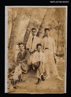 藏品(盧丙丁與友人合影（於樹下）)的圖片