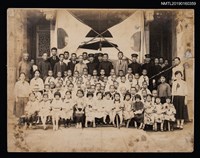 藏品(林氏好擔任臺南第三公學校第二幼稚園保姆時期留影（與學生合影）)的圖片