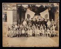 藏品(林氏好擔任臺南第三公學校第二幼稚園保姆時期留影（與學生合影）)的圖片