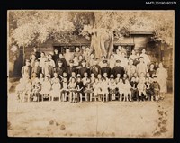 藏品(林氏好擔任臺南第三公學校第二幼稚園保姆時期留影（與學生合影）)的圖片