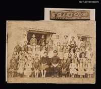 藏品(林氏好擔任臺南第三公學校教員時期留影（與學生合影）)的圖片