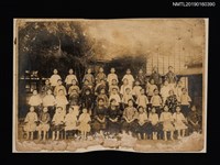 藏品(林氏好擔任臺南第三公學校教員時期留影（與學生合影）)的圖片