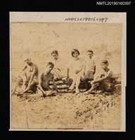 藏品(林氏好與親友合影（於海邊野餐）)的圖片