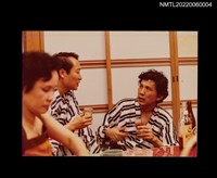 藏品(葉笛著浴衣與友人舉杯歡談)的圖片