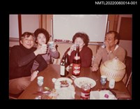 藏品(葉笛與友人餐宴舉杯留影)的圖片