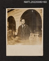 藏品(青壯年西裝男性於街道獨照)的圖片