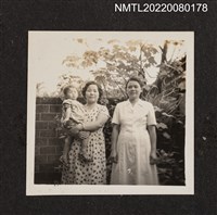 藏品(李耐與一名抱孩子的婦女合照)的圖片