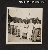 藏品(龍瑛宗與4男2女合照（吊橋搭船出遊照2）)的圖片