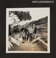 藏品(龍瑛宗（中年）與3男1童於鄉野合照（廟宇行1）)的圖片