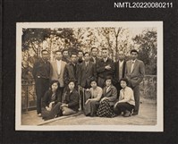 藏品(龍瑛宗（中年）與9男5女合照（空地合照1）)的圖片