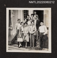 藏品(龍瑛宗（中年）與3男7女於某建築前合照（廟宇行2）)的圖片