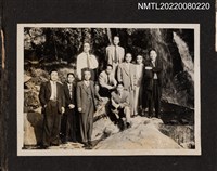 藏品(龍瑛宗與9名男性於瀑布旁合照)的圖片