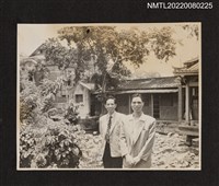 藏品(龍瑛宗與1名親友於荷花池旁合照)的圖片