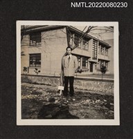 藏品(龍瑛宗（中年）於某建築外獨照)的圖片