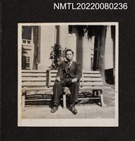 藏品(龍瑛宗（中年）坐於長椅獨照)的圖片