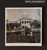 藏品(龍瑛宗（中年）於臺灣博物館前獨照（新公園行3）)的圖片