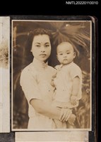 藏品(年輕女性手抱孩童合照)的圖片