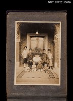 藏品(2名中年男性與6名孩童的家族照)的圖片