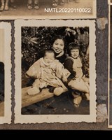 藏品(1名女性、2名孩童於戶外合照)的圖片