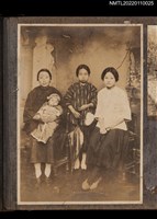 藏品(3名女性與1名孩童合照)的圖片