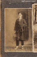 藏品(西裝青年全身照2)的圖片