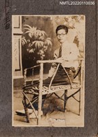 藏品(青年男性坐於木椅上獨照)的圖片