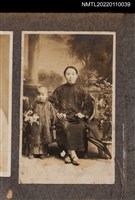 藏品(中年女性與男童於室內合照1)的圖片
