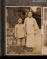 藏品(中年女性與孩童於戶外合照2)的圖片