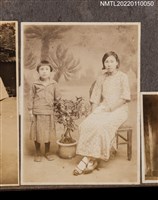 藏品(年輕女性與女童於盆栽旁合影)的圖片