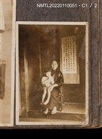 藏品(中年女性與男童於室內合照2)的圖片