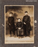 藏品(1名中年女性與2名男學生合照)的圖片